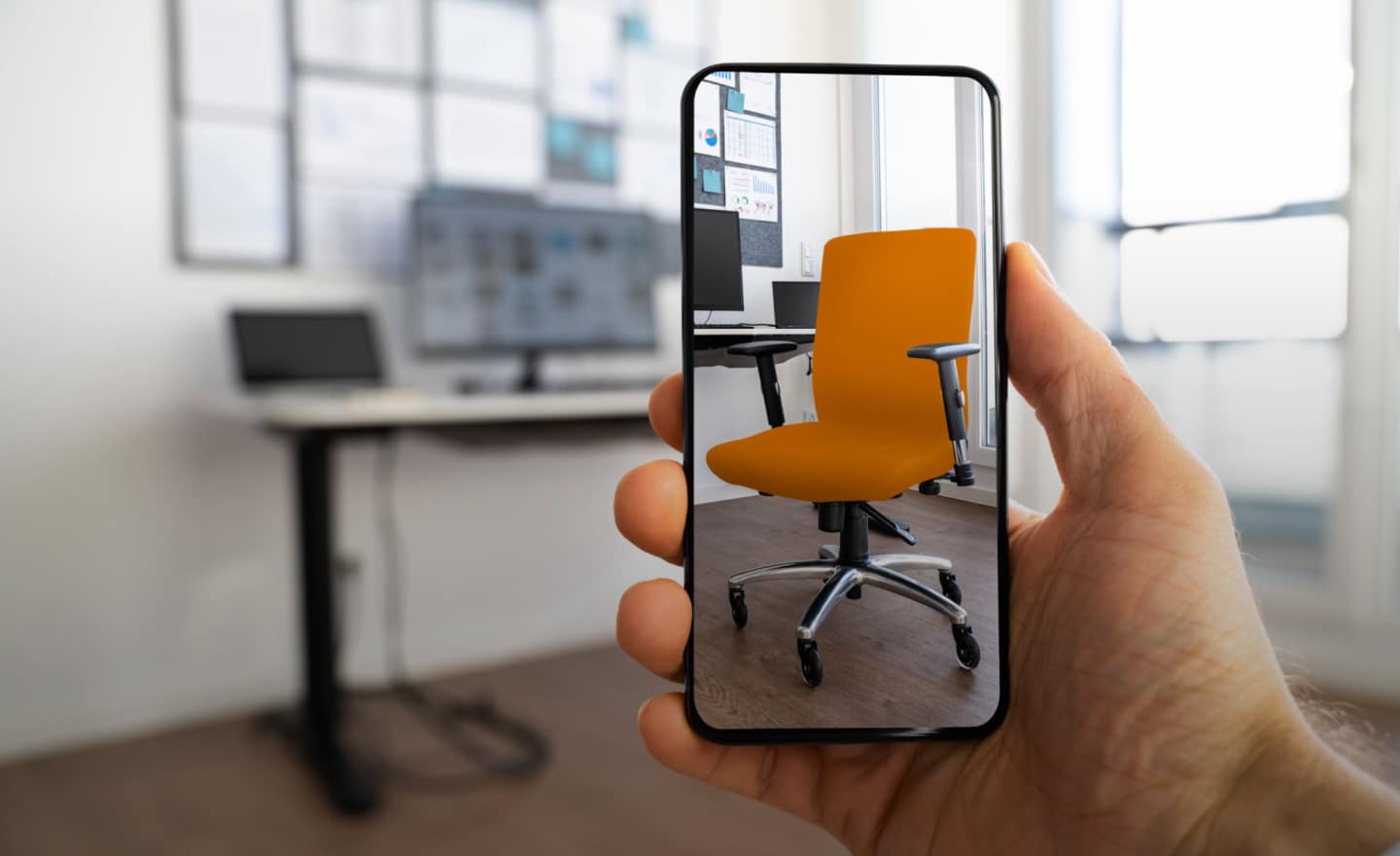 La réalité augmentée - ou AR - est une technologie qui permet de superposer du contenu numérique (modèles 3D, images, sons, textes) à un environnement réel.