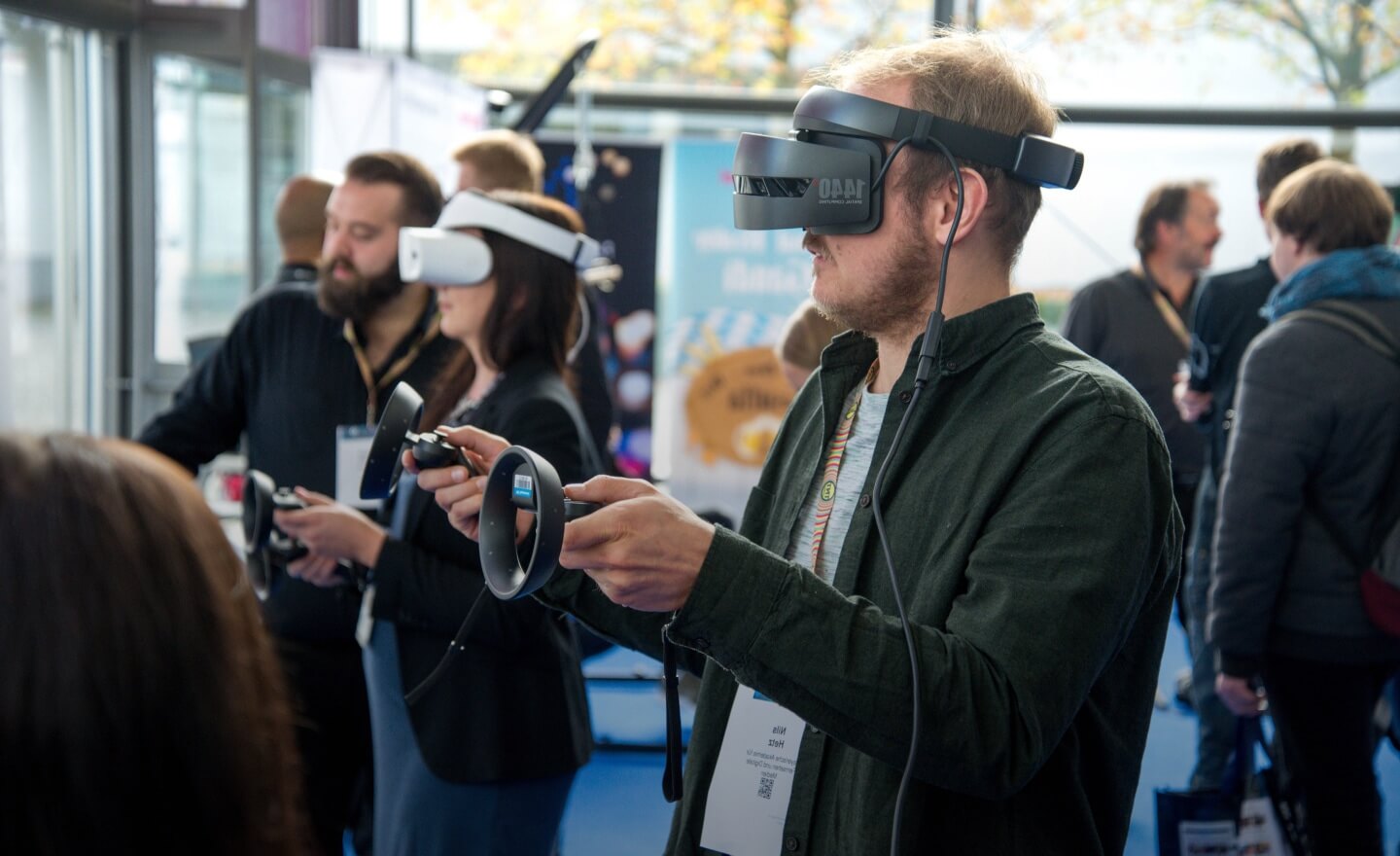 Utilisez un casque de RV et immergez-vous totalement dans un monde virtuel qui reproduit un environnement réel ou imaginé et permet aux utilisateurs d'interagir avec ce monde.